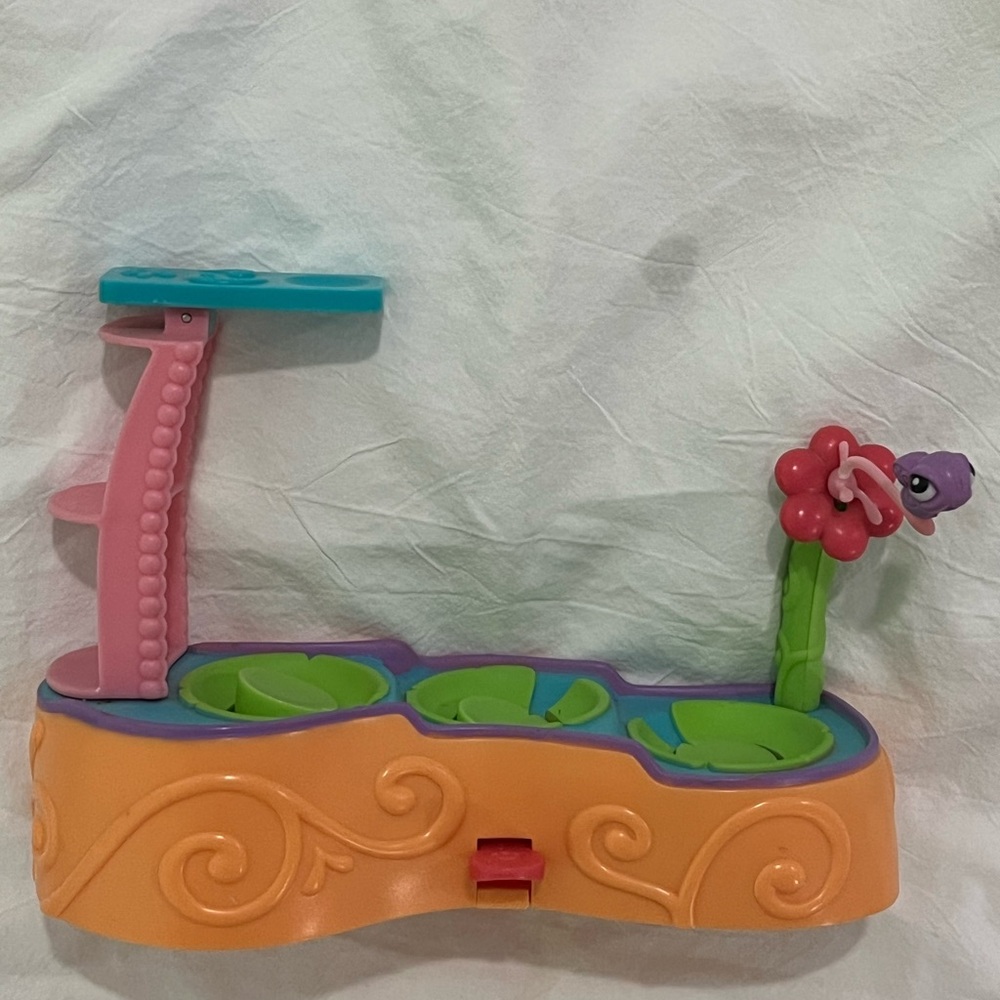 Littlest Pet Shop Leapin Lagoon Playset